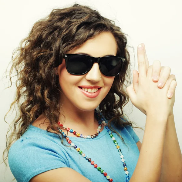 Feliz adolescente chica con gafas de sol — Foto de Stock