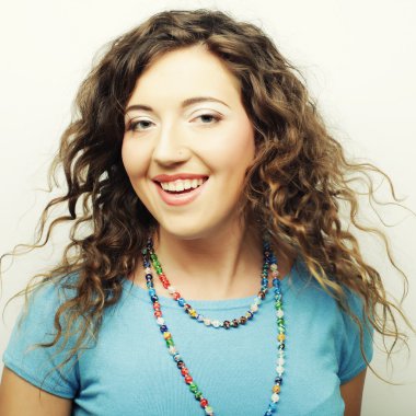 Güzel genç sürpriz kıvırcık kadın.