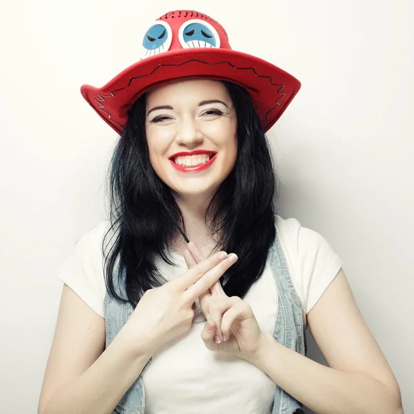 Portrét trendy hipster dívka v červeném klobouku — Stock fotografie