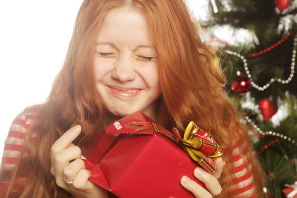 Mujer con caja de regalo y árbol de Navidad — Foto de Stock