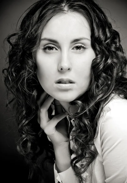 Kıvırcık saçlı güzel bir kadının portresi.. — Stok fotoğraf