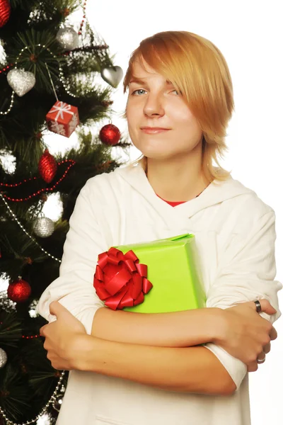 Mujer con caja de regalo y árbol de Navidad — Foto de Stock