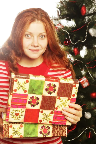 Mujer con caja de regalo y árbol de Navidad — Foto de Stock