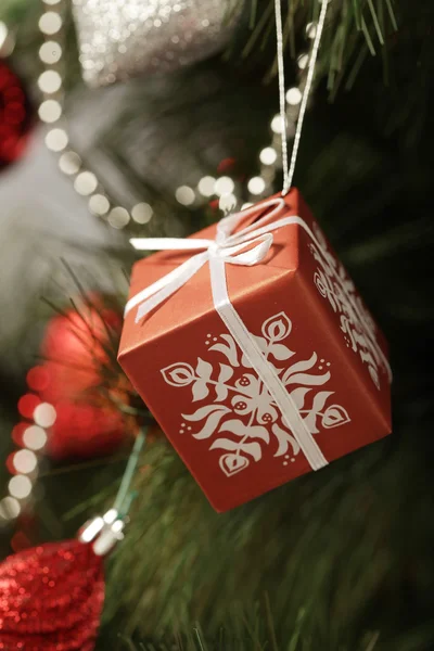 Vánoční koule a věnec — Stock fotografie
