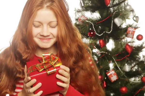 Mujer con caja de regalo y árbol de Navidad — Foto de Stock