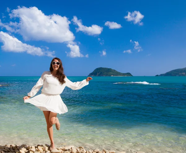 Mulher feliz no verão vestido branco na praia . — Fotografia de Stock