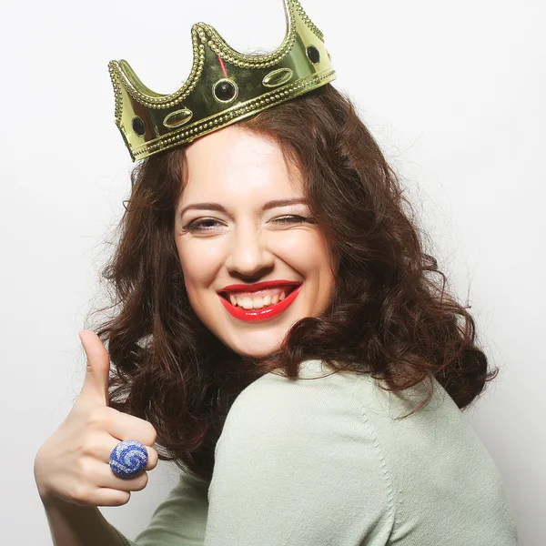 王冠の若い素敵な女性 — ストック写真