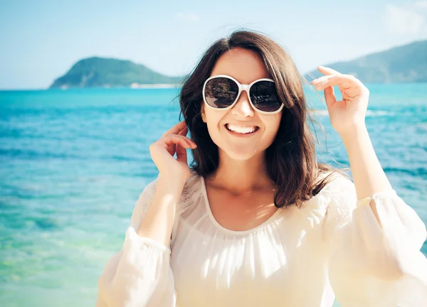 Happy woman in summer white dress on beach. — Stock Photo, Image