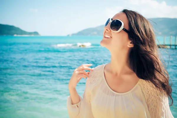 Mujer feliz en verano vestido blanco en la playa . — Foto de Stock