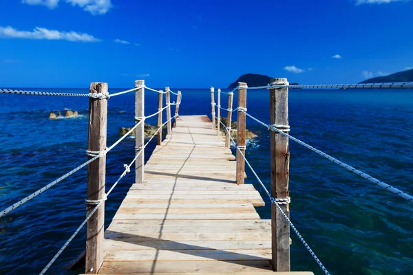 Puente de madera - mar, verano . — Foto de Stock