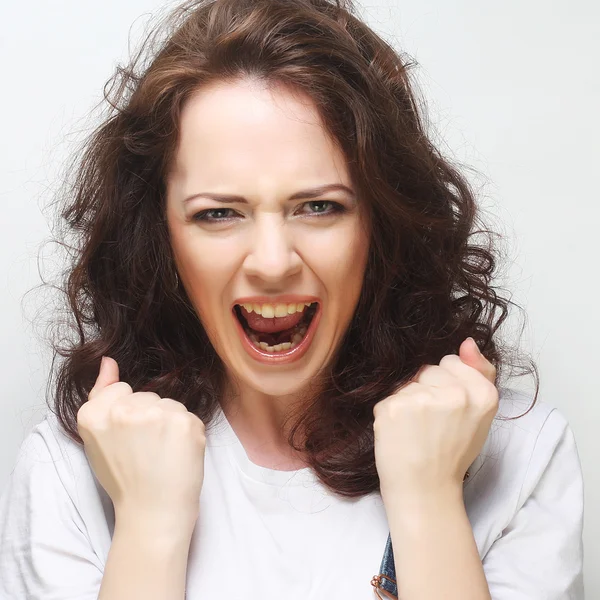 Femme heureuse avec les cheveux bouclés — Photo