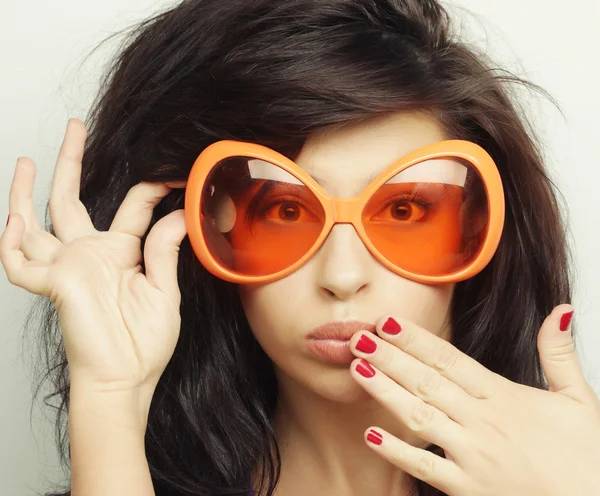 Jeune femme avec de grandes lunettes de soleil orange — Photo