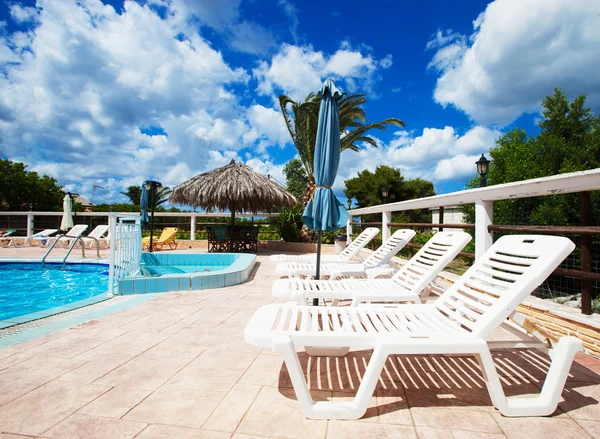 Beach chairs side swimming pool — Stock Photo, Image