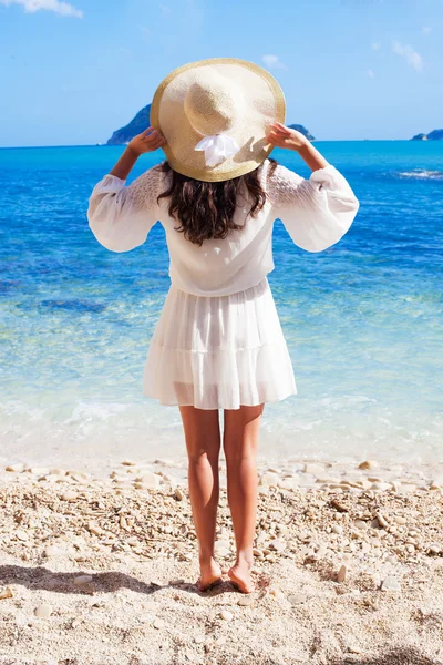 Frau im Sommerkleid mit Strohhut — Stockfoto