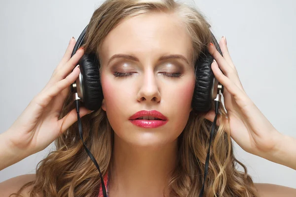 Mulher com fones de ouvido ouvindo música — Fotografia de Stock