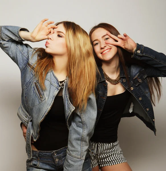 İki genç kız hipster arkadaş birlikte ayakta — Stok fotoğraf