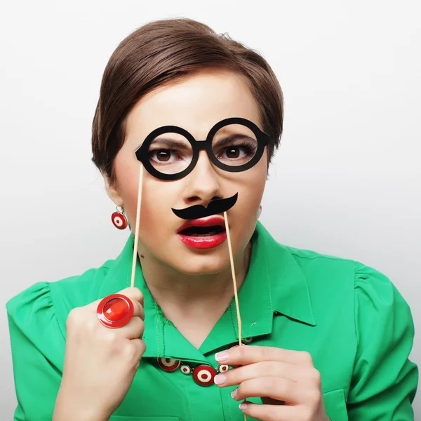 Jovem mulher segurando bigode — Fotografia de Stock