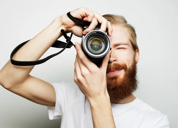 Jonge, bebaarde fotograaf — Stockfoto