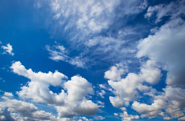 Ciel bleu avec nuages gros plan — Photo