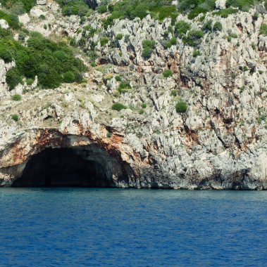 Zakynthos adasındaki mavi mağaralar - Yunanistan