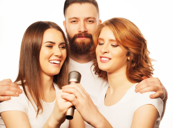 Amigos divirtiéndose en karaoke — Foto de Stock