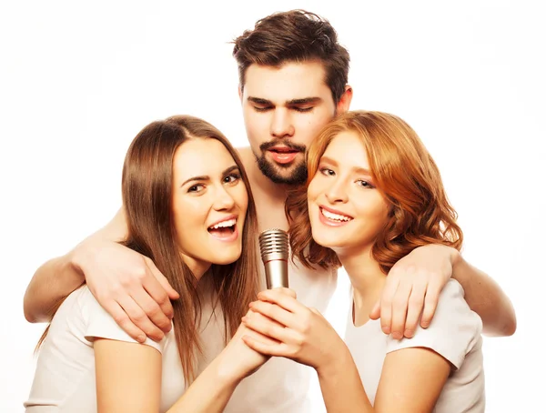 Amigos divirtiéndose en karaoke — Foto de Stock