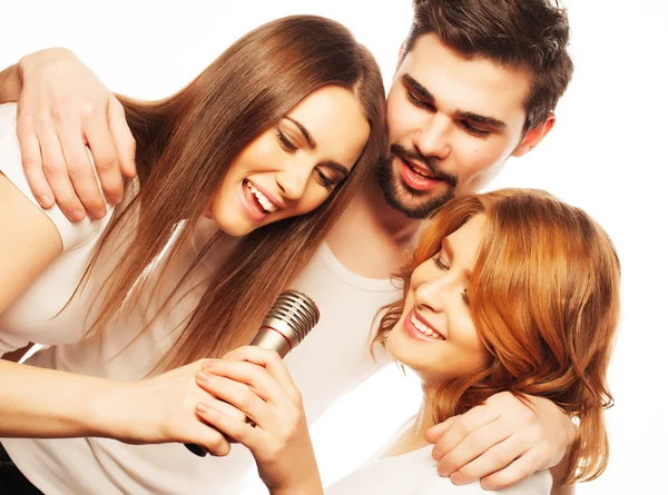 Arkadaşlar Karaoke'de eğleniyor — Stok fotoğraf