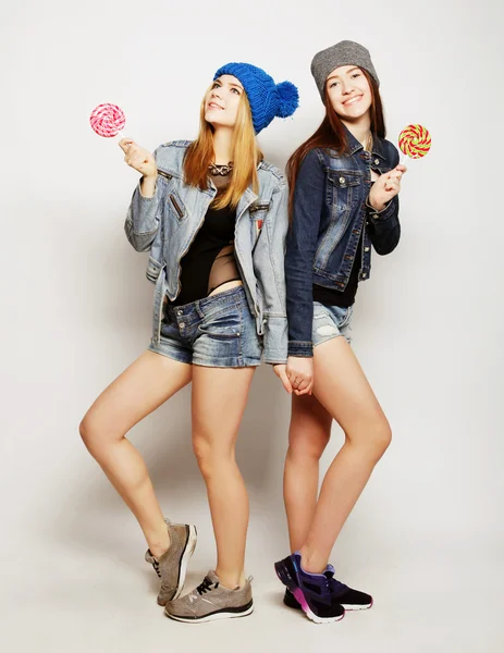 Zwei junge Hipster-Mädchen beste Freundinnen — Stockfoto