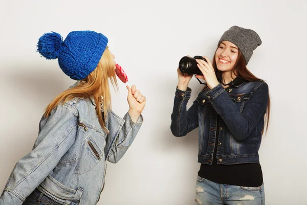 Una ragazza scatta foto del suo amico — Foto Stock