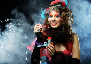 Yaratıcı makyajlı bir model.