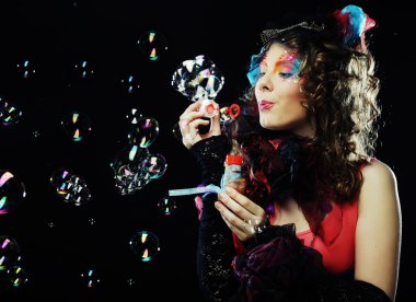 Moda modeli üfleme sabun köpüğü.