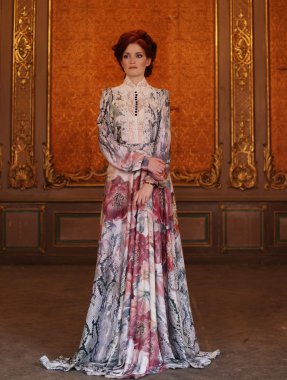 mujer en bata de baño