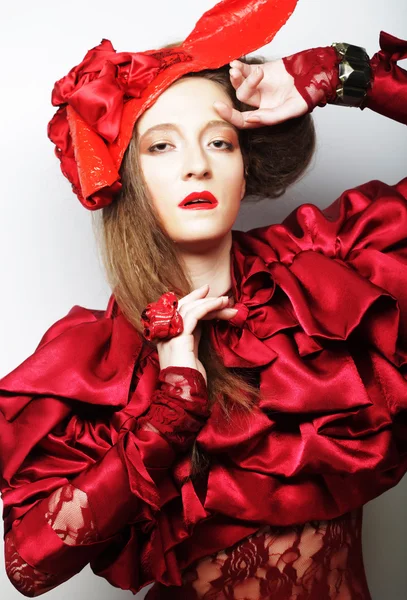 Modelo de moda em traje vermelho brilhante e chapéu vermelho — Fotografia de Stock