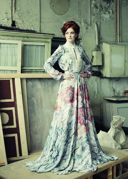 Mujer elegante en vestido romántico . — Foto de Stock