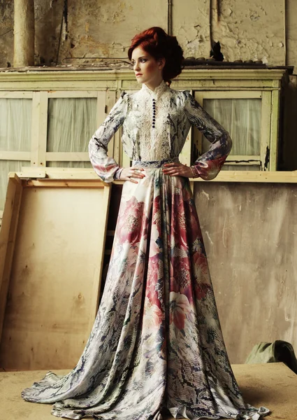 Mujer elegante en vestido romántico . — Foto de Stock