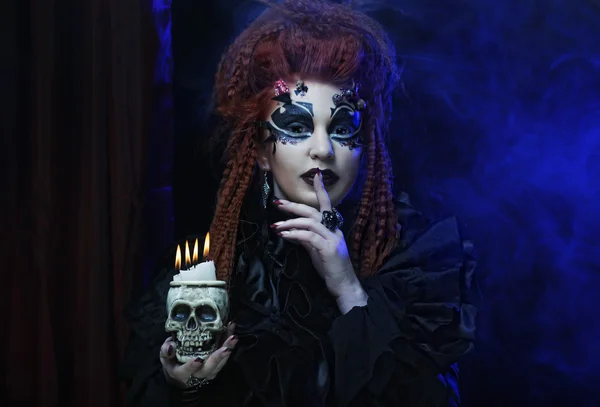 두개골을 가진 고딕 뱀파이어 여자 — 스톡 사진