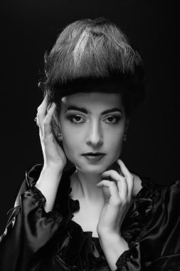 güzel bir kadın ile şık bir saç modeli