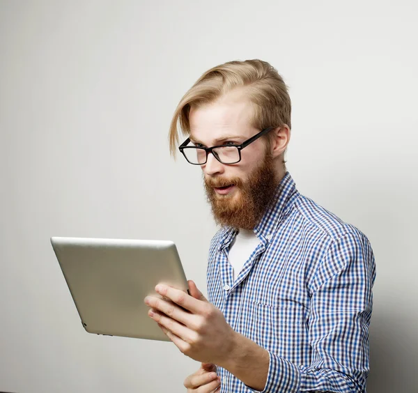 Νεαρός άνδρας που χρησιμοποιεί υπολογιστή tablet — Φωτογραφία Αρχείου