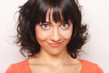 Güzel, genç, şaşkın kadın.