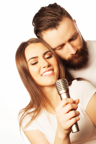 Charmant couple avec microphone — Photo