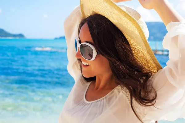 Mujer feliz en sombrero en la playa — Foto de Stock