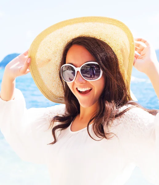 Mujer feliz en sombrero en la playa — Foto de Stock