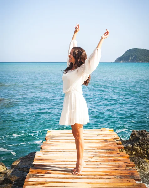 Frau auf der Brücke am Meer — Stockfoto