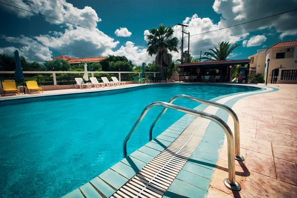 Piscina con escalera — Foto de Stock