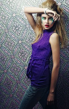 kadın parlak bir makyaj ile