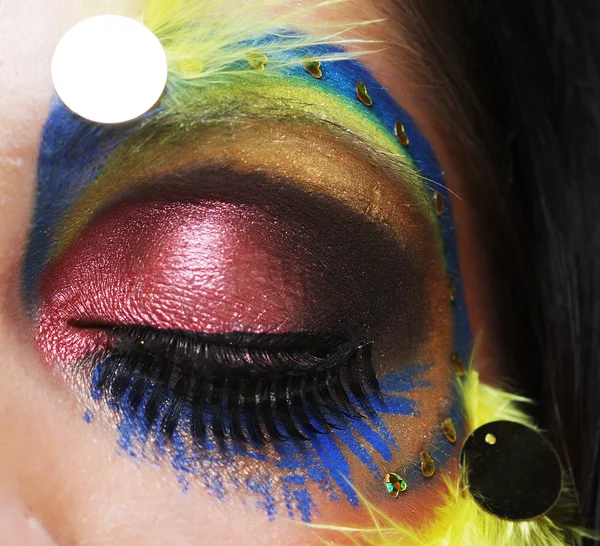 Oeil féminin avec maquillage créatif lumineux — Photo