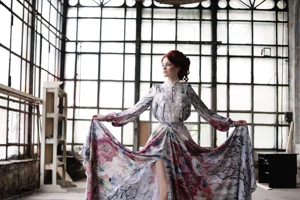 宮殿の部屋で空飛ぶドレスを着た優雅な女性 — ストック写真