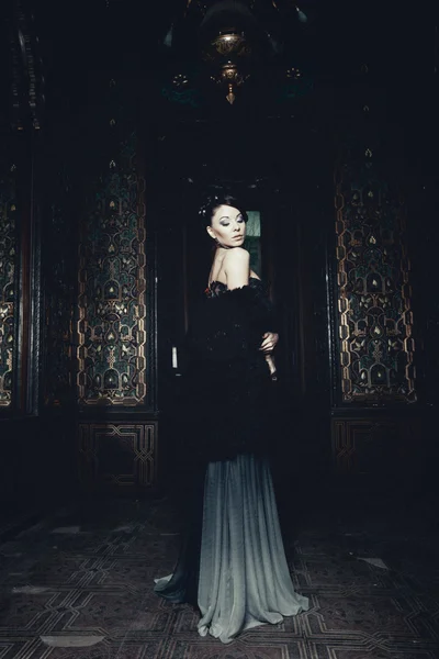 Young beautiful woman standing in the palace room — Stock Photo, Image