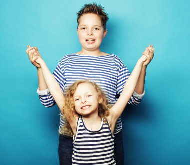 çocuk - kız ve erkek kardeş