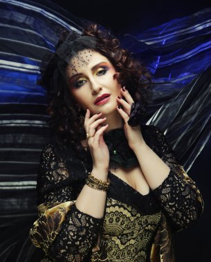 Elegance womna parlak makyaj ile.